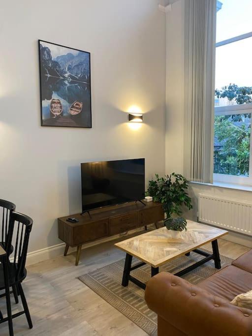 Apartment Spacious 2 Bedroom Centre Staines-upon-Thames