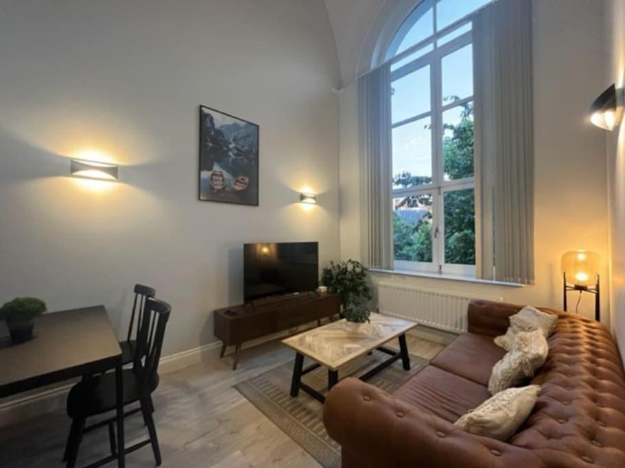 Spacious 2 Bedroom Centre Apartment Staines-upon-Thames