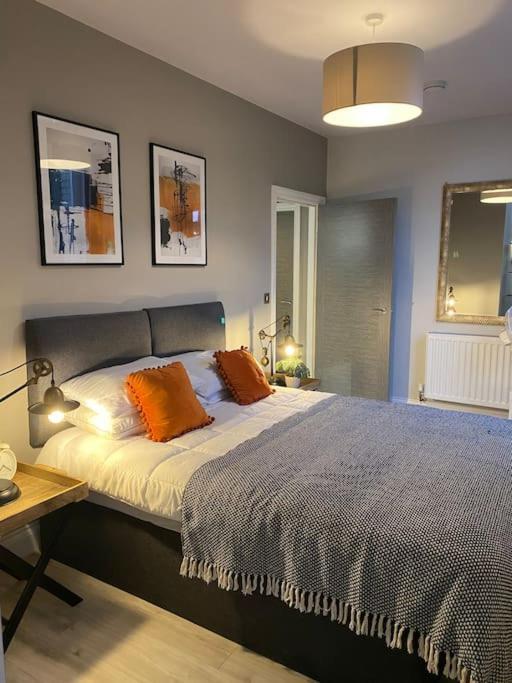 Spacious 2 Bedroom Centre Apartment Staines-upon-Thames
